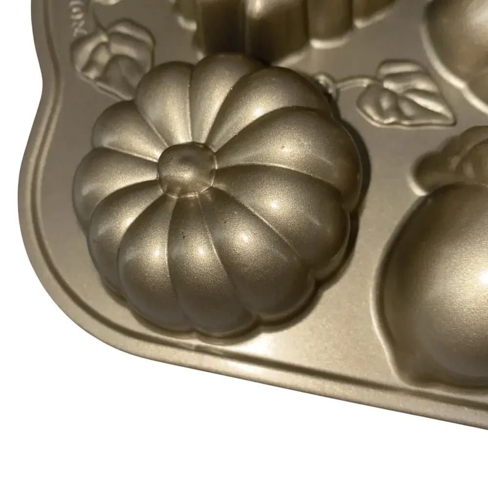 Williams Sonoma Gold Mini Cake Pan Acorn Leaf Fall Bakeware Nonstick Mold